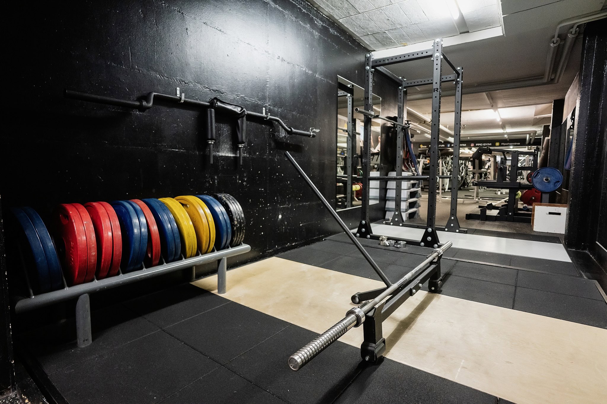 Painonnostovarusteet ja vapaat painot FPC GYM - Hamina, vahva treenipaikka voimaharjoitteluun.