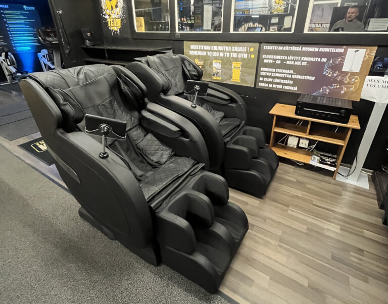 Kuntosalikokemuksen rentouttava hierontatuoli FPC GYM:ssä Hamina, tarjoaa täydellisen palautumisen ja lihashuollon mahdollisuuden nykyaikaisessa liikuntakeskuksessa.